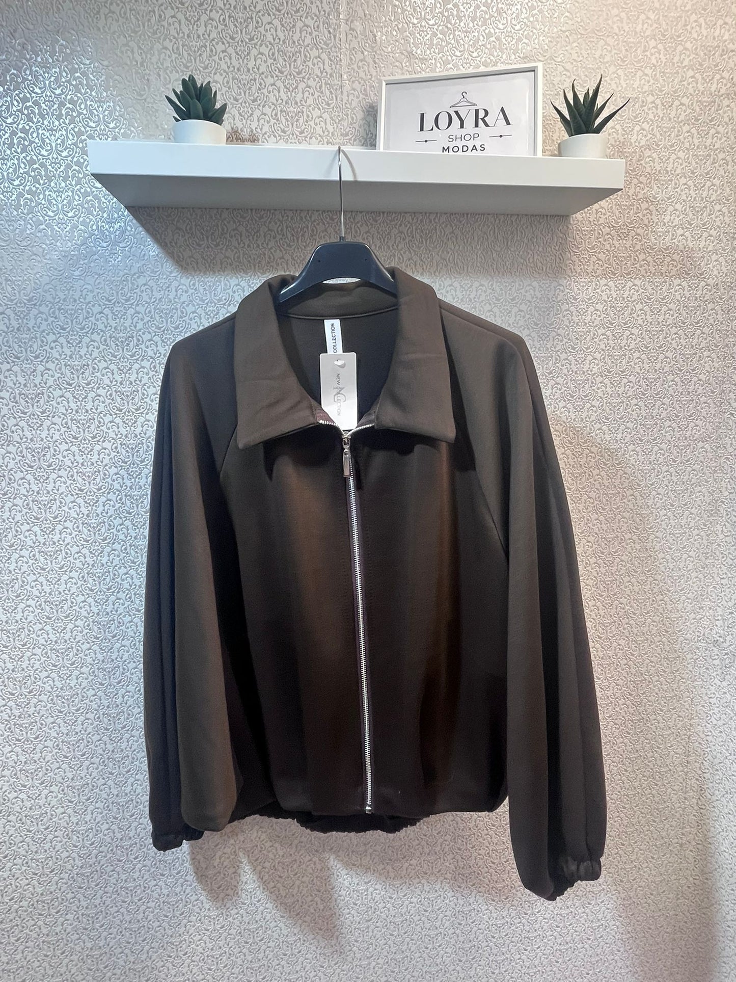 Chaqueta ligera con cremallera frontal