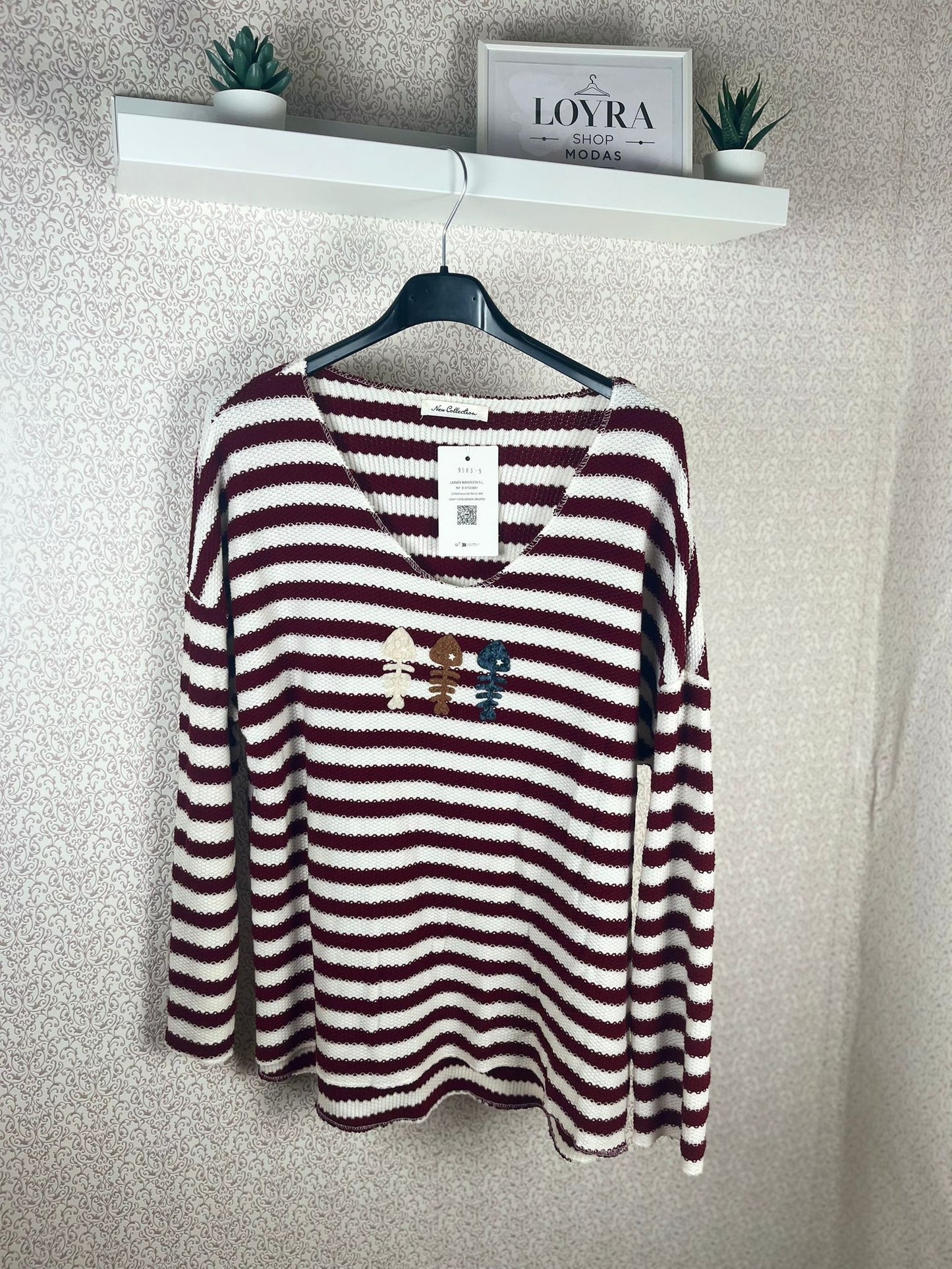 Jersey de rayas burdeos y blanco con escote en V y detalle de peces bordados