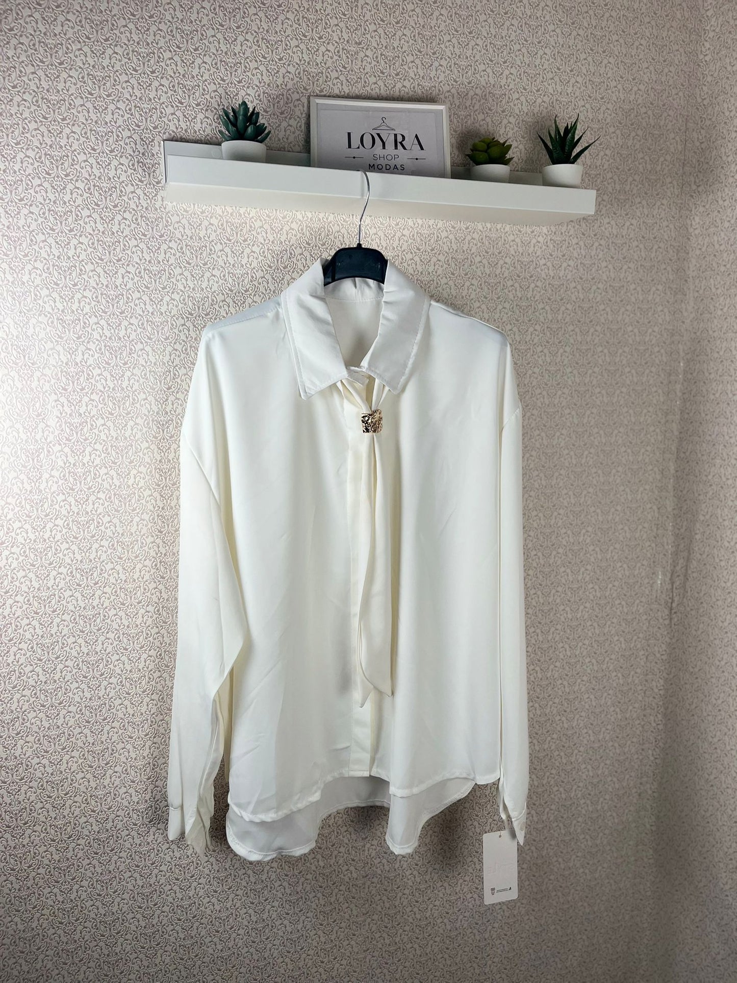 Camisa Blanca Oversize con Broche Decorativo - Elegancia Atemporal