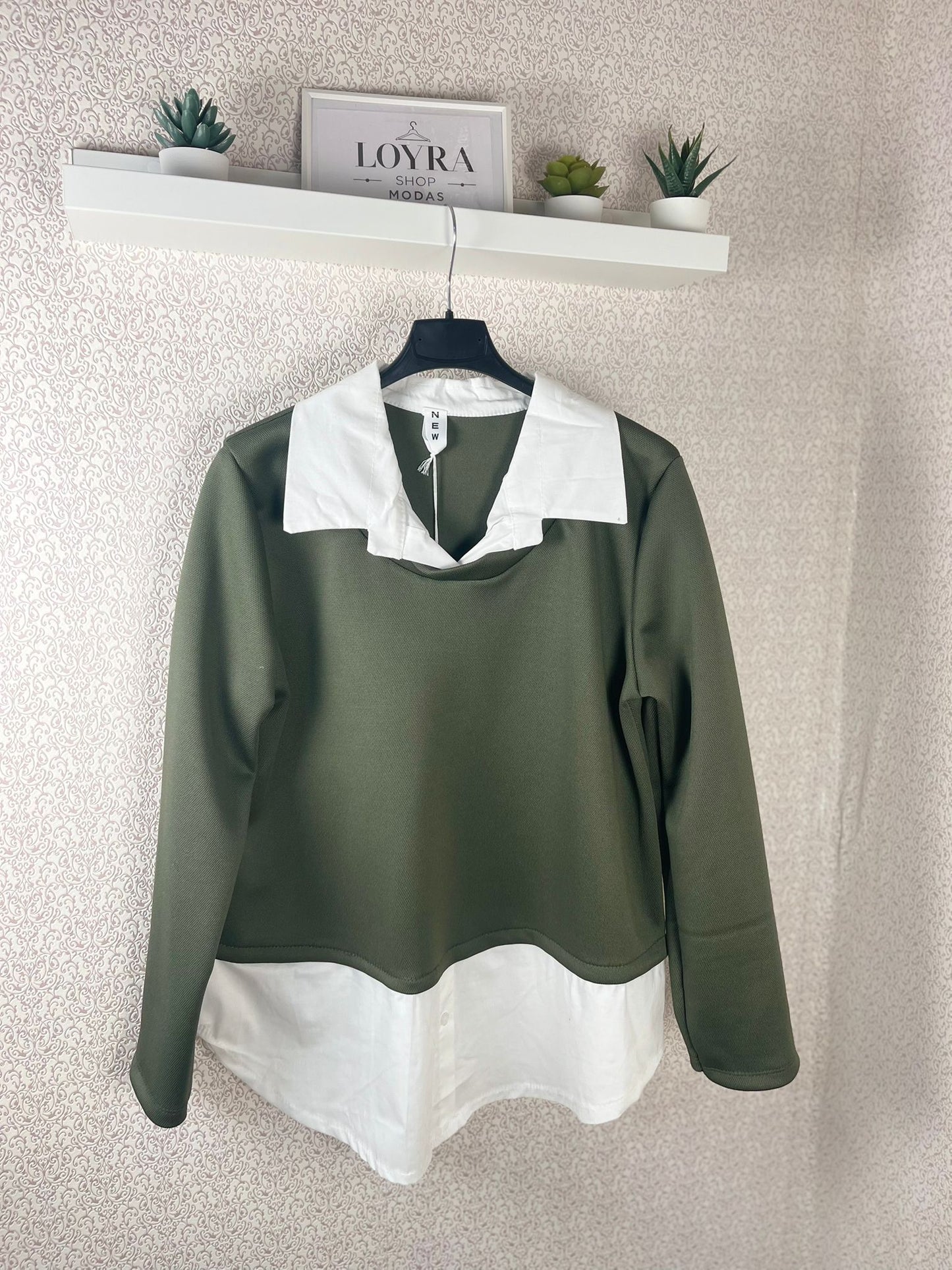 Blusa Bicolor Verde Militar y Blanca con Cuello - Elegancia Sofisticada
