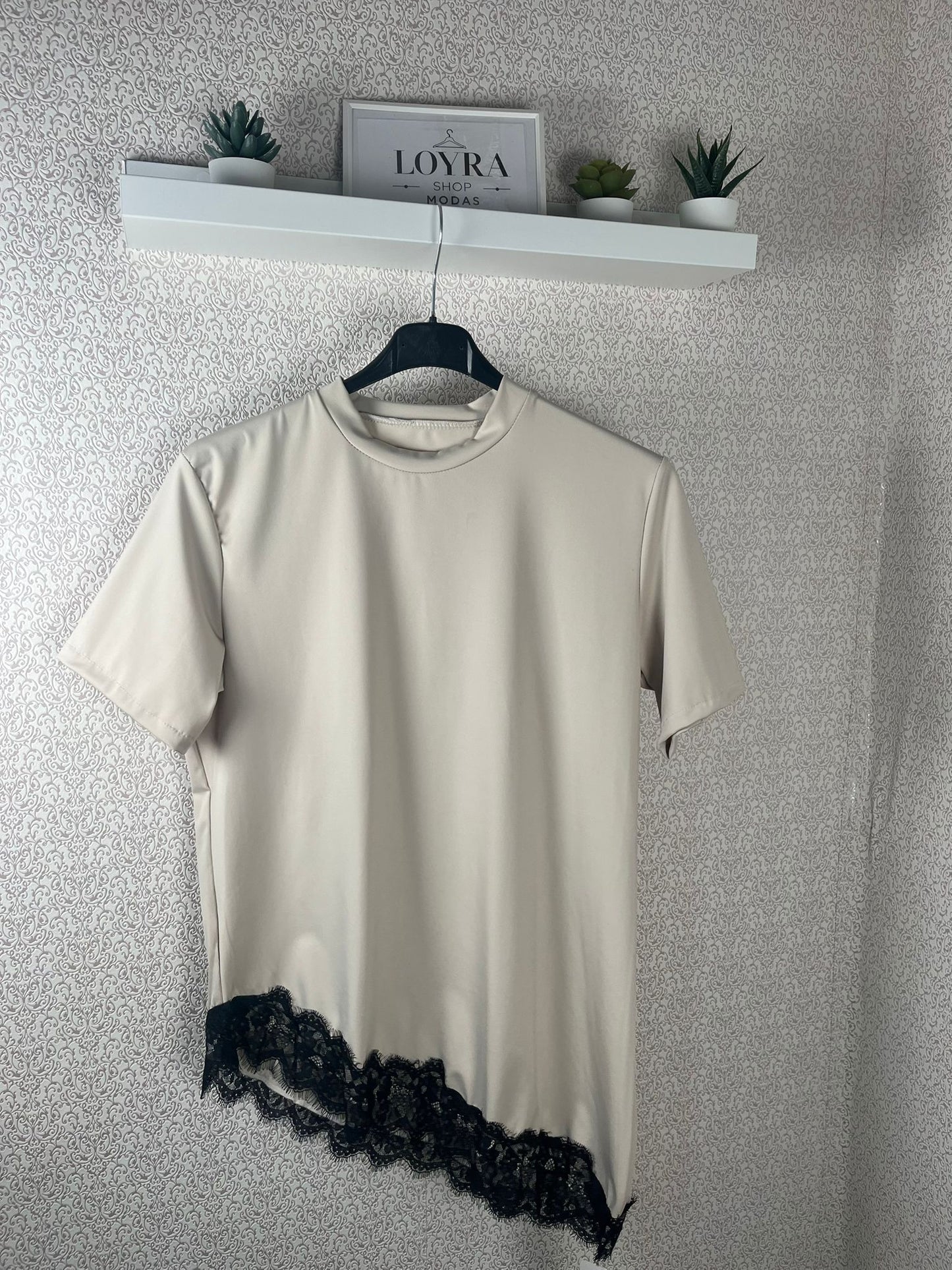 Camiseta Asimétrica con Encaje - Diseño Único Premium