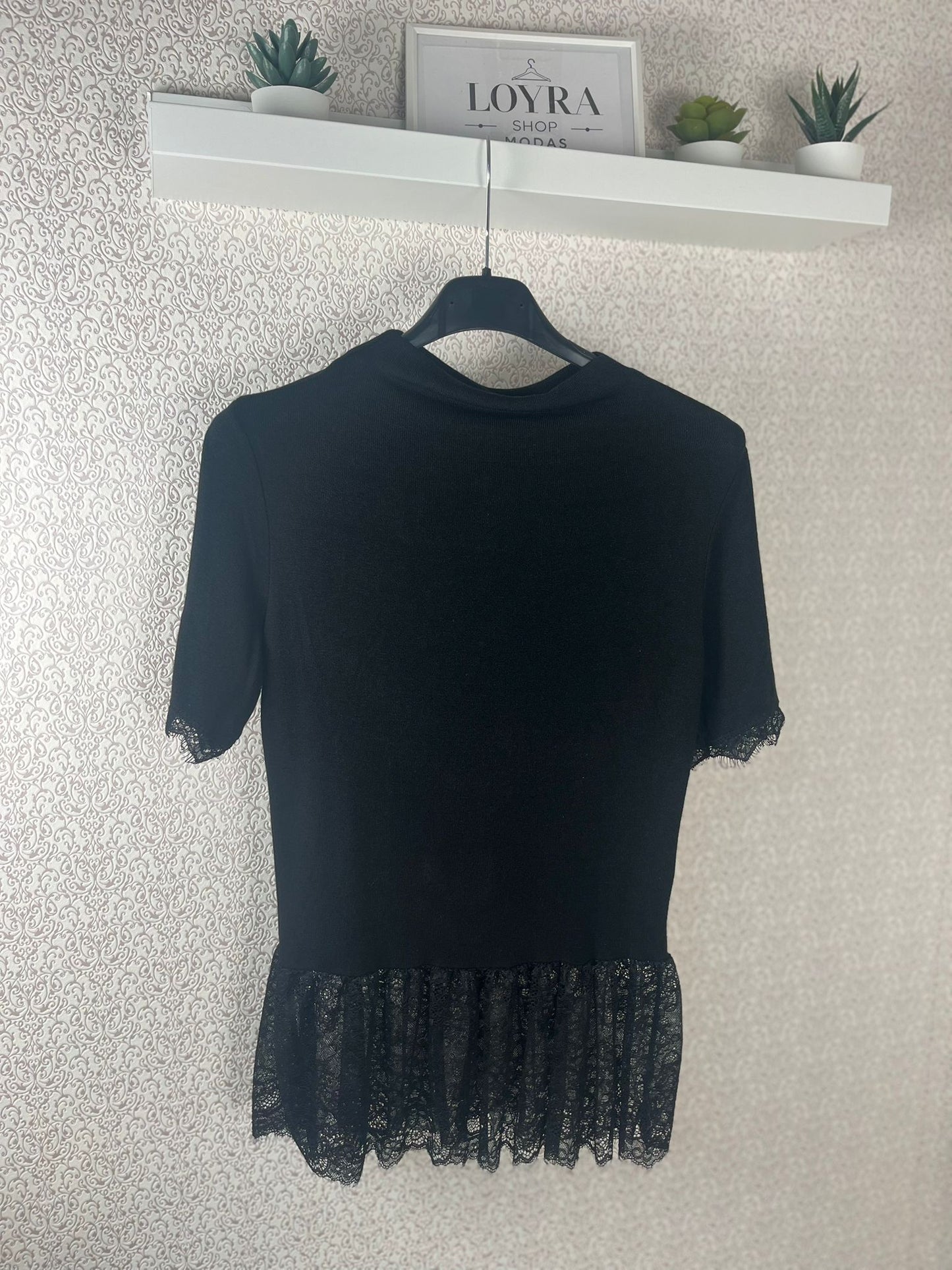 Camiseta Negra con Volante de Encaje - Elegancia Romántica Premium