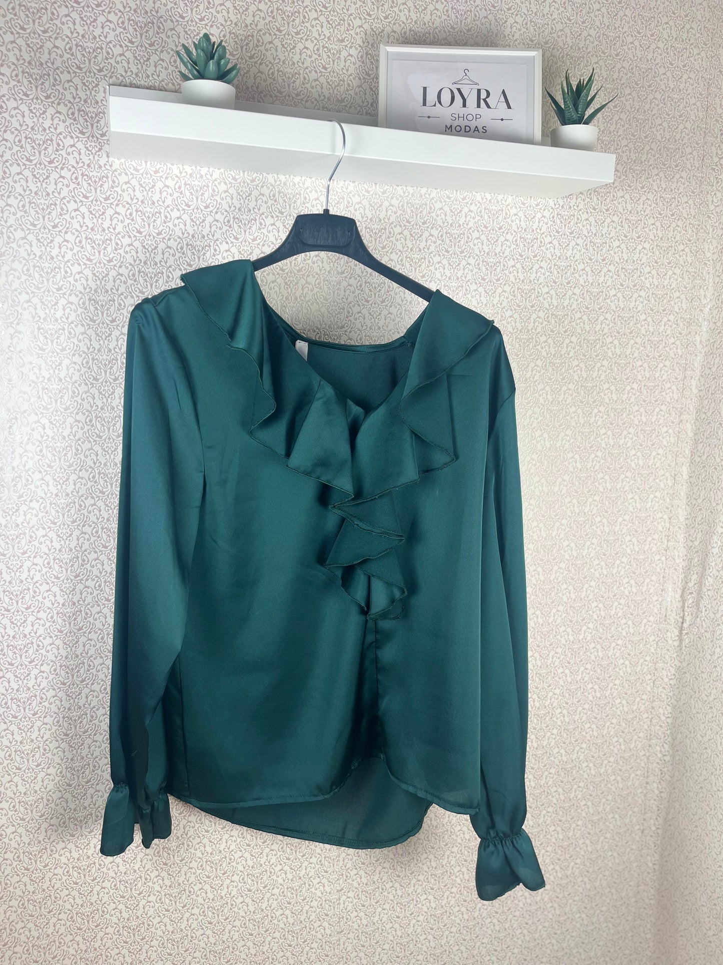 Blusa satén color verde  con volantes