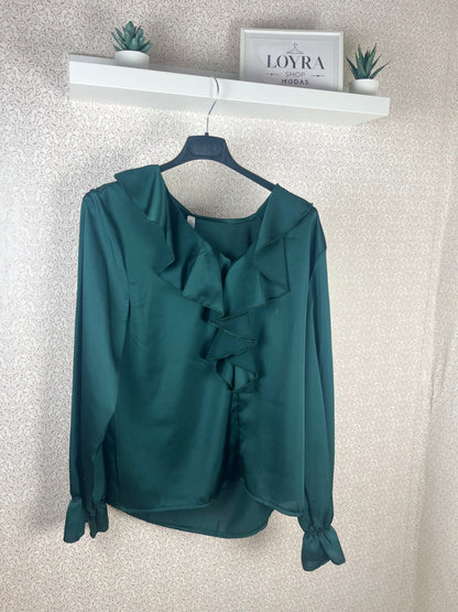Blusa satén color verde  con volantes