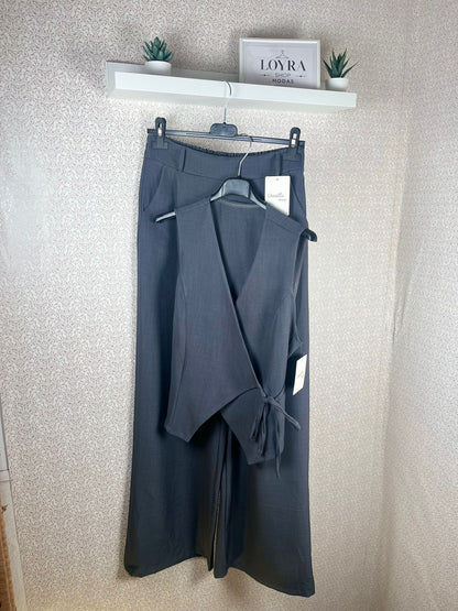 Conjunto Elegante Gris Oscuro - Chaleco Cruzado y Pantalón Palazzo