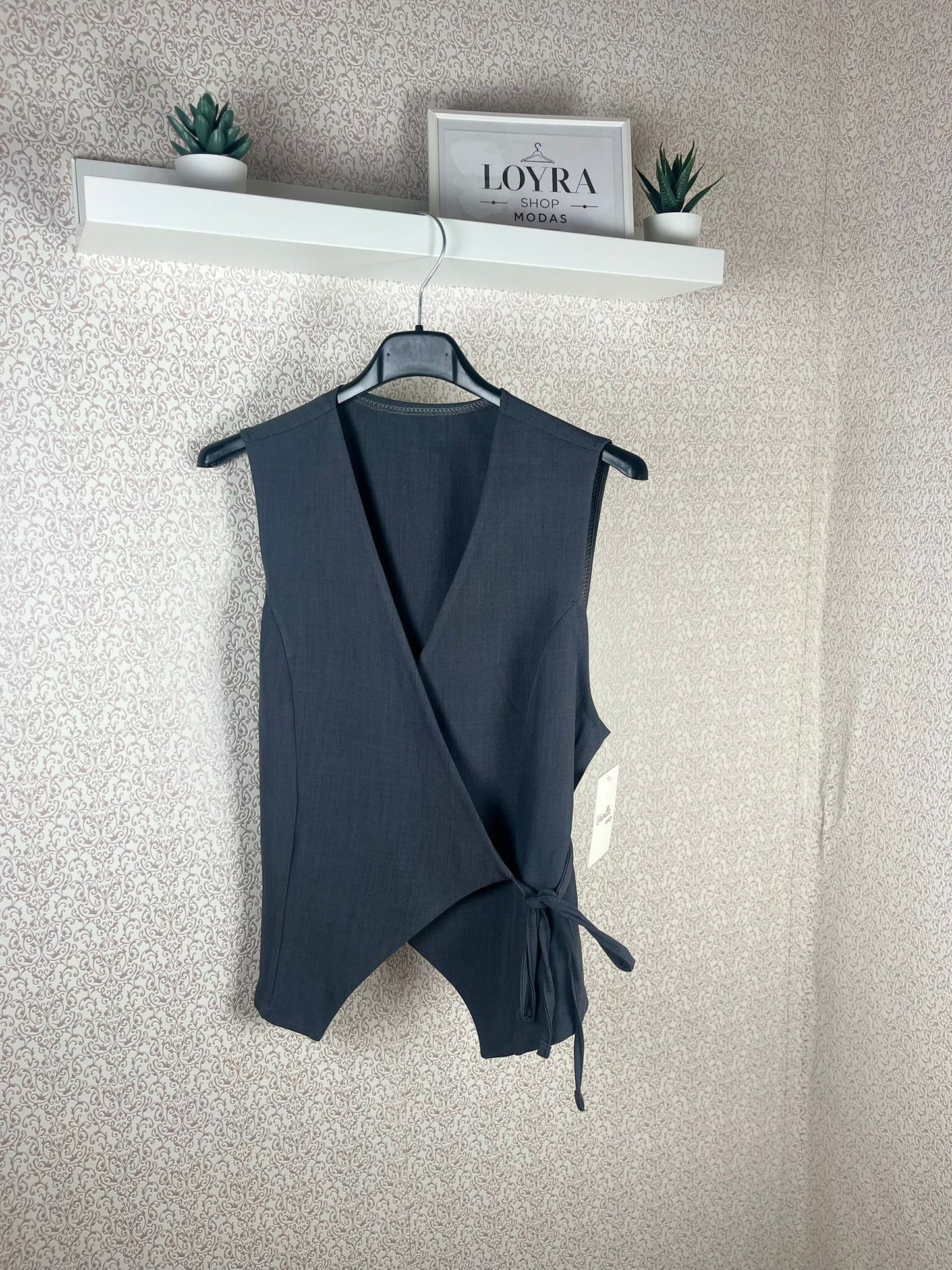 Conjunto Elegante Gris Oscuro - Chaleco Cruzado y Pantalón Palazzo