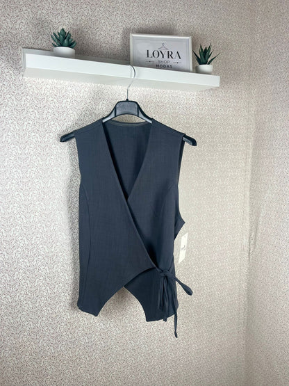 Conjunto Elegante Gris Oscuro - Chaleco Cruzado y Pantalón Palazzo