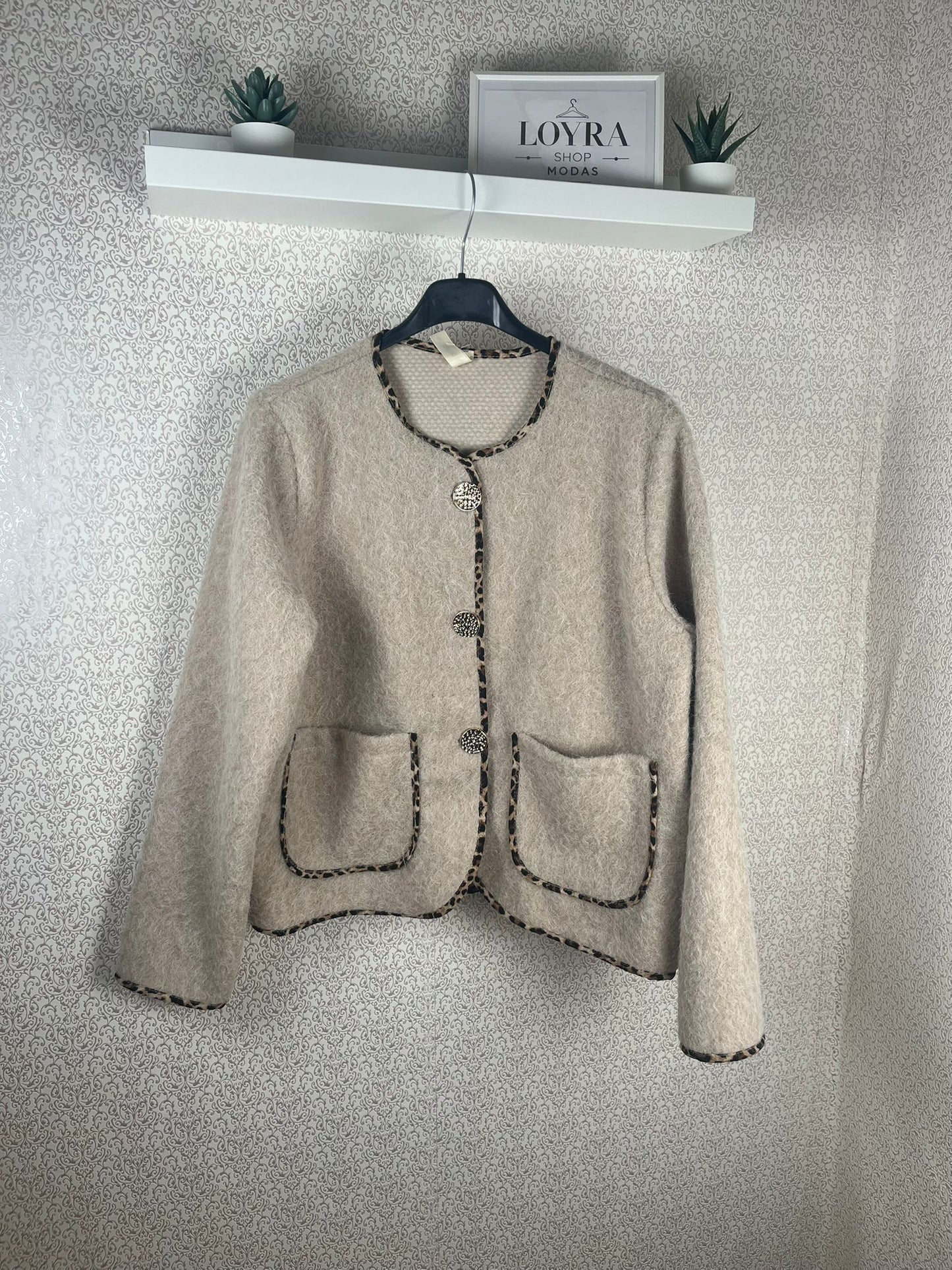 Chaqueta Mujer Beige Estilo Chanel con Ribete Leopardo - Elegante