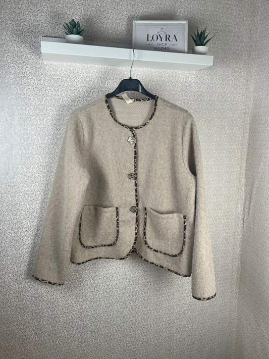 Chaqueta Mujer Beige Estilo Chanel con Ribete Leopardo - Elegante