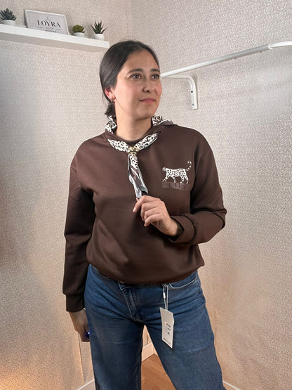 Sudadera Marrón Chocolate con Pañuelo Animal Print - Estilo Premium