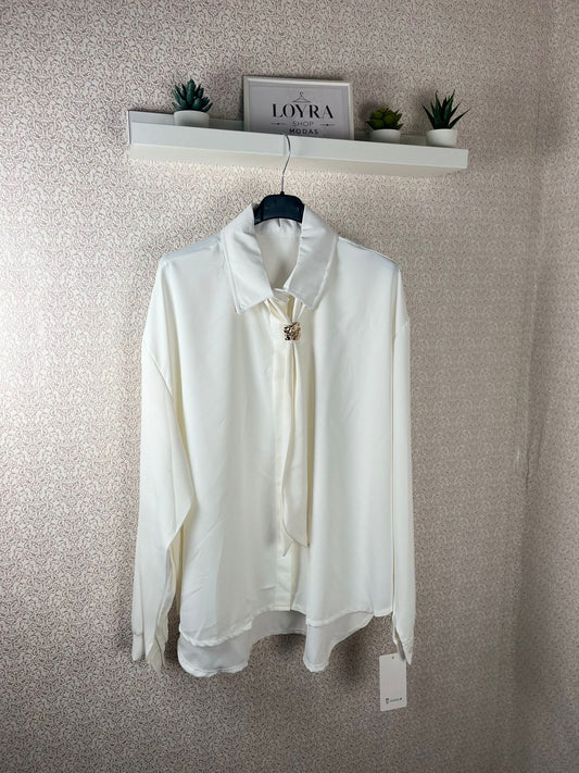 Camisa Blanca Oversize con Broche Decorativo - Elegancia Atemporal