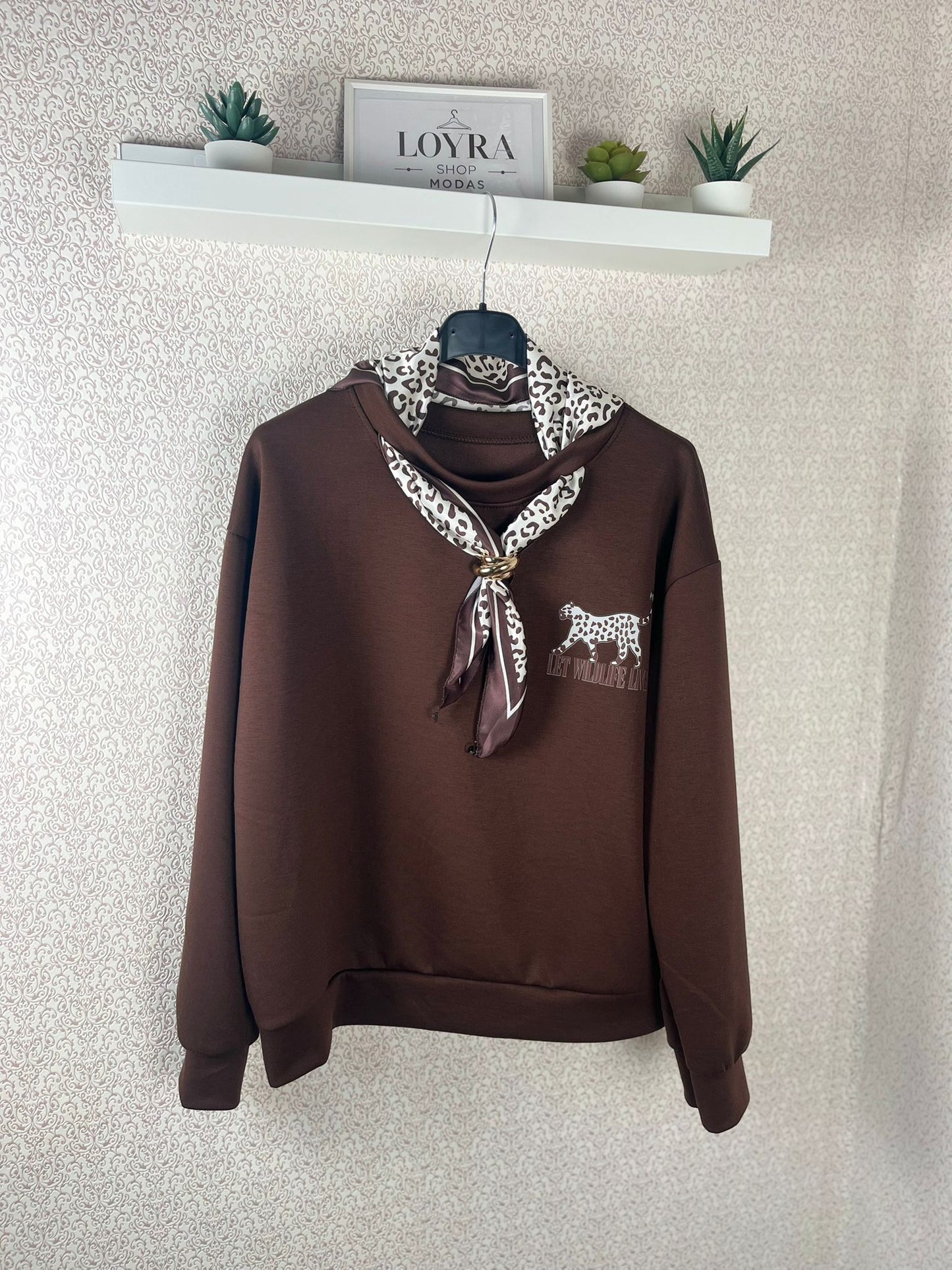 Sudadera Marrón Chocolate con Pañuelo Animal Print - Estilo Premium