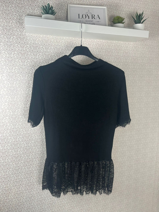 Camiseta Negra con Volante de Encaje - Elegancia Romántica Premium